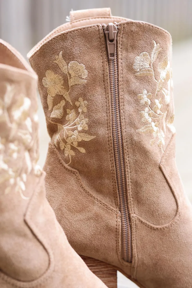 Bottines taupe à talon style santiags broderie fleurs dorées